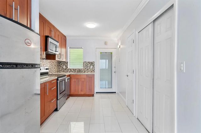 4 of 14 - 851 Meridian Avenue #24, Miami Beach, FL