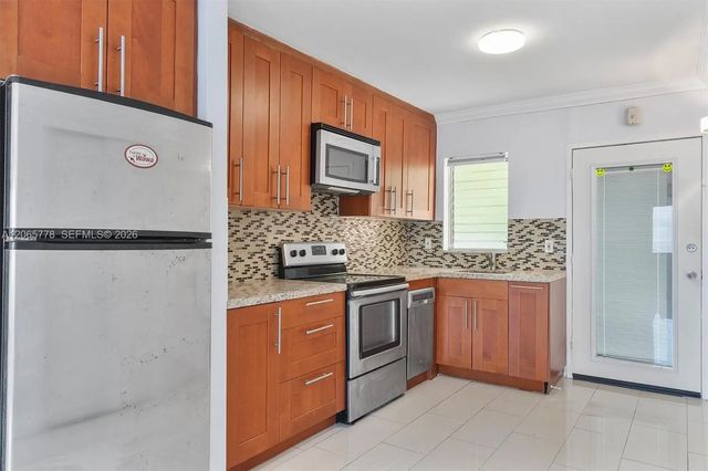 5 of 14 - 851 Meridian Avenue #24, Miami Beach, FL
