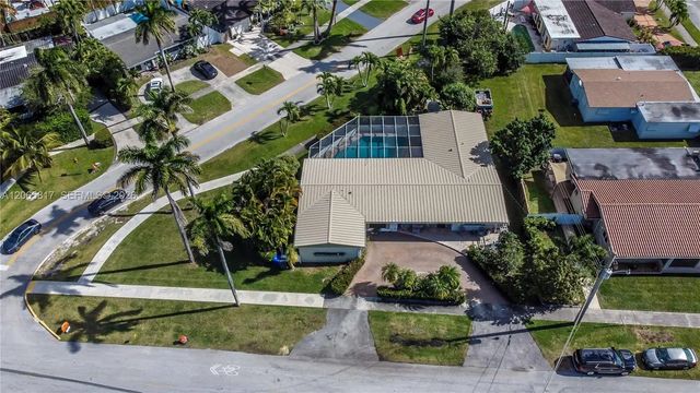 2 of 27 - 910 N 14th Court, Hollywood, FL