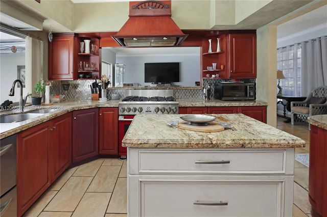 5 of 27 - 910 N 14th Court, Hollywood, FL
