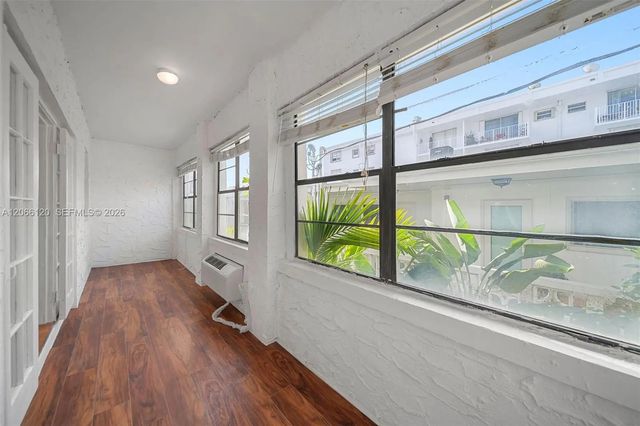 4 of 11 - 934 Michigan Avenue #207, Miami Beach, FL