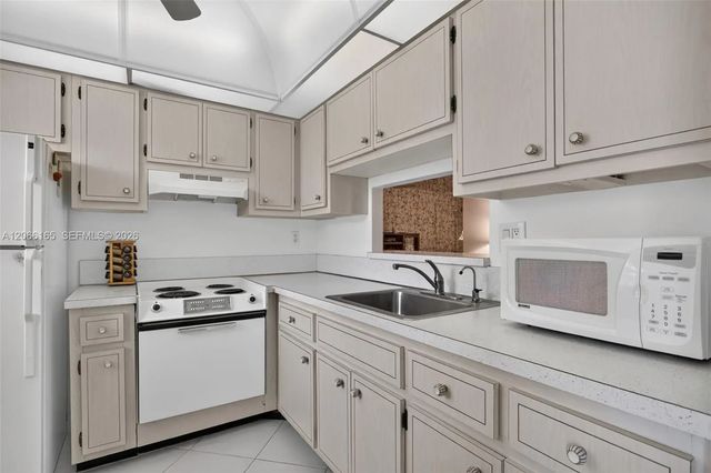 4 of 35 - 4299 Nw 16th Street #210, Lauderhill, FL