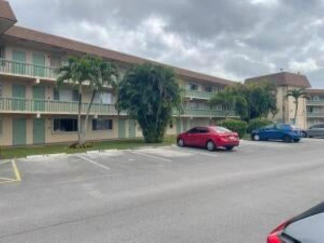 400 Village Green Circle W #202, Palm Springs