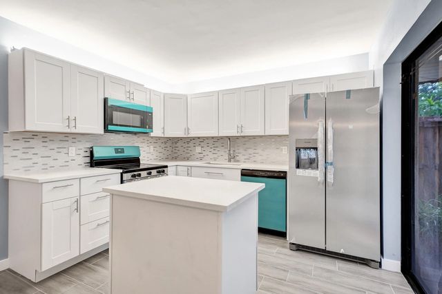 736 Nw 98th Circle, Plantation