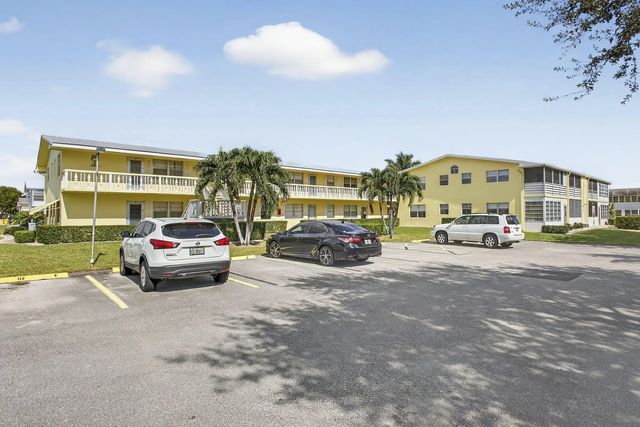 2 of 35 - 100 Sheffield E, West Palm Beach, FL