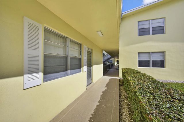 3 of 35 - 100 Sheffield E, West Palm Beach, FL