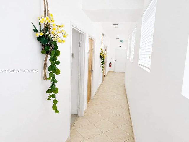 3 of 4 - 18319 W Dixie Highway #206, North Miami Beach, FL