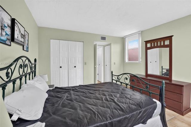5 of 38 - 2811 Somerset Drive #405, Lauderdale Lakes, FL