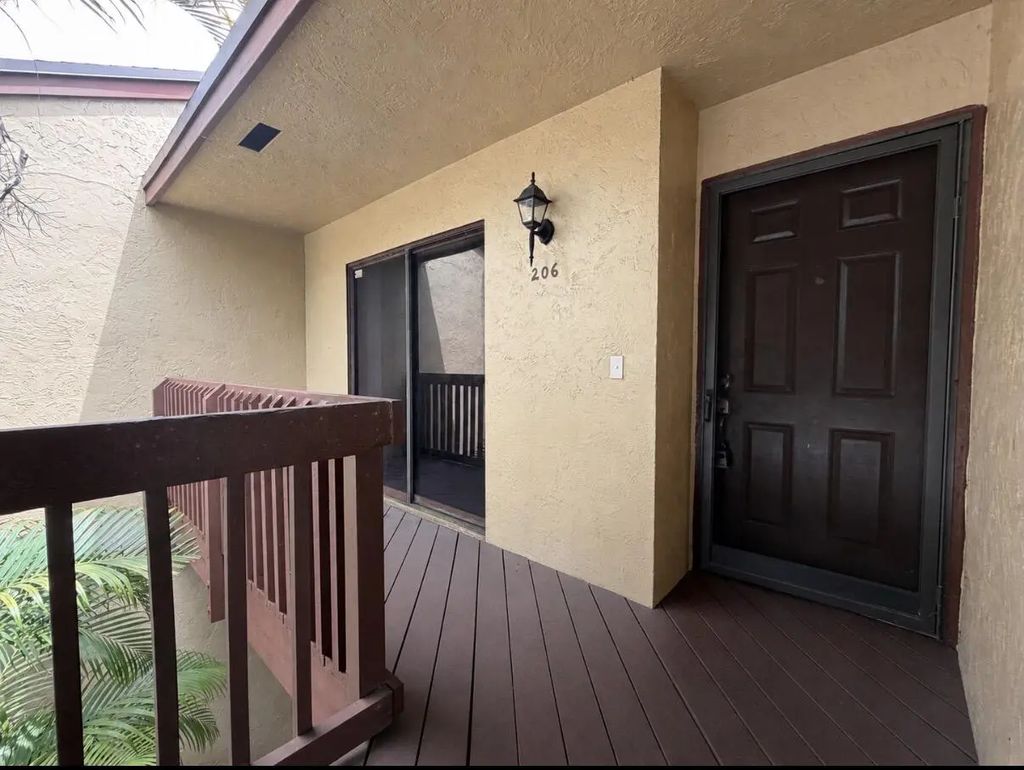 206 Lakeview Drive E, Royal Palm Beach
