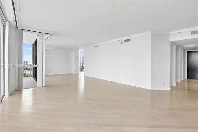 4 of 76 - 20281 E Country Club Drive #1801, Aventura, FL