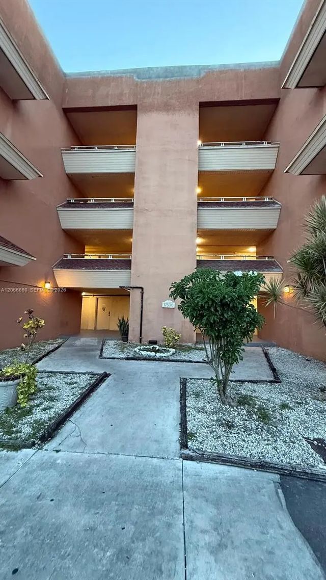 17530 Nw 68th Avenue #c3008, Hialeah
