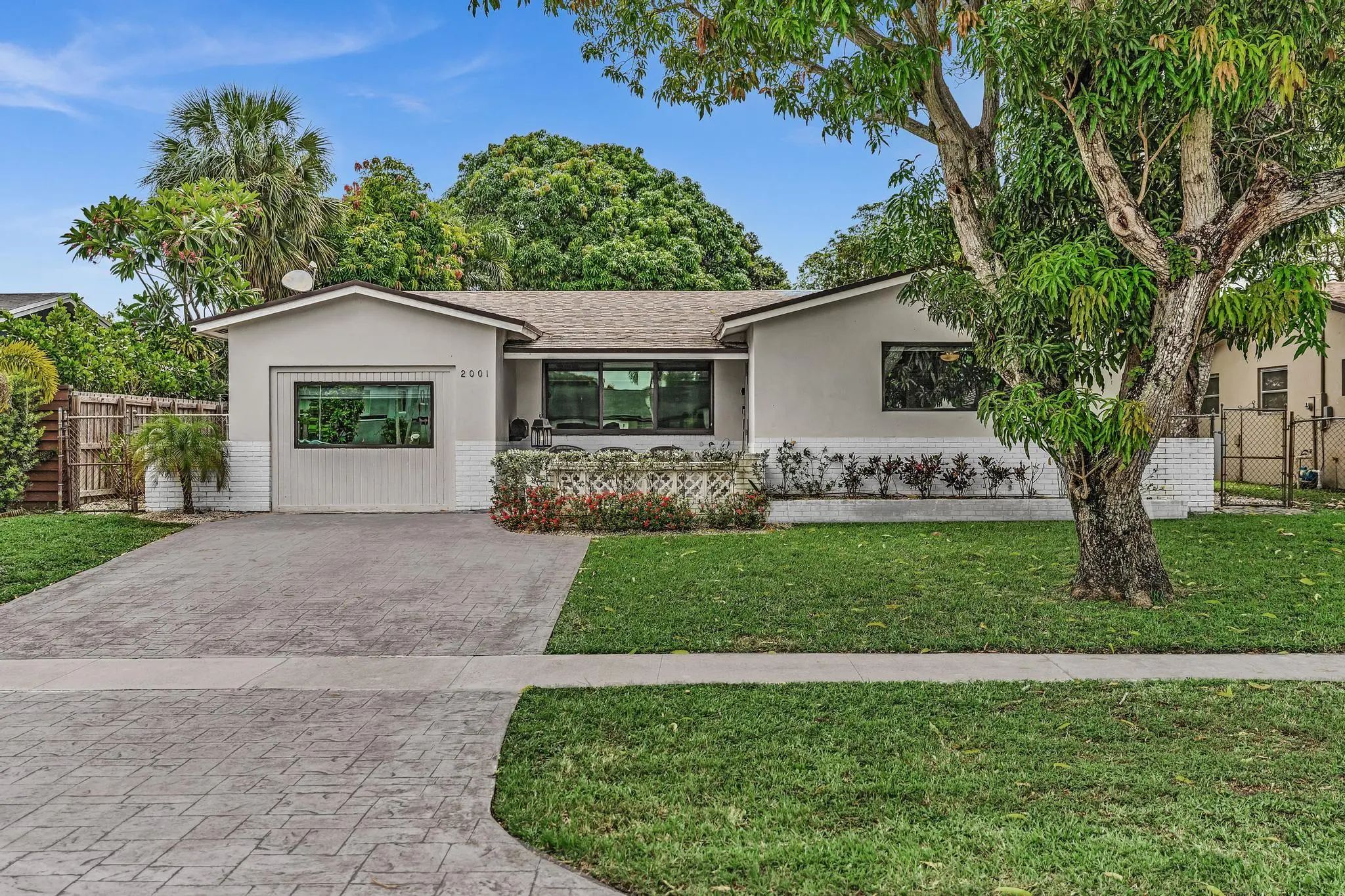 2001 N 52nd Avenue, Hollywood