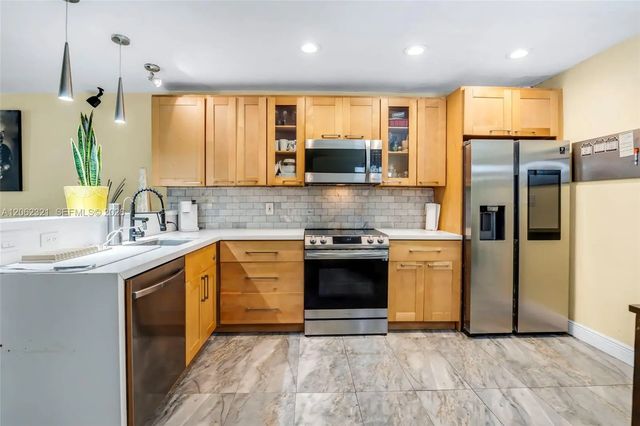 4 of 40 - 2115 Ne 15th Avenue, Wilton Manors, FL