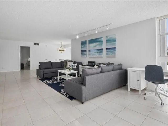 4 of 27 - 1370 S Ocean Boulevard #305, Pompano Beach, FL