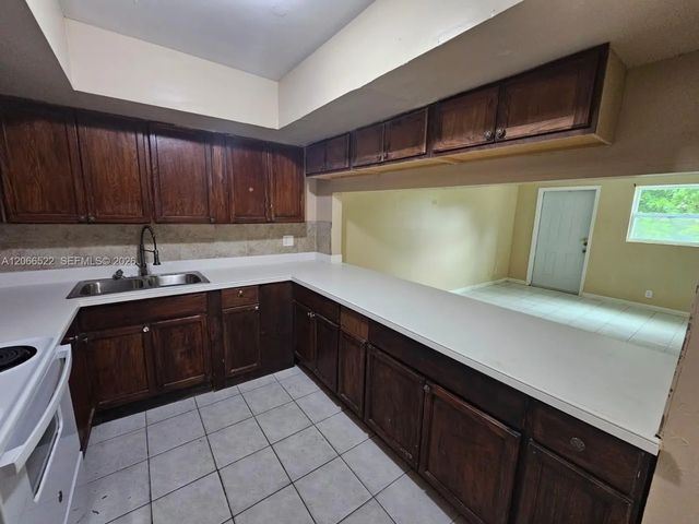 5 of 27 - 954 Sw 74th Avenue, North Lauderdale, FL