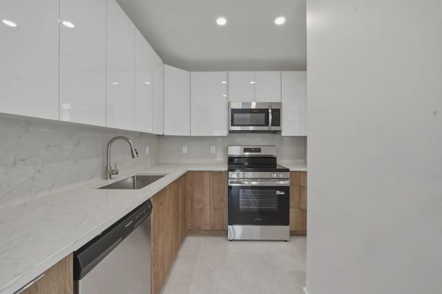 4 of 18 - 700 Pine Drive #105, Pompano Beach, FL