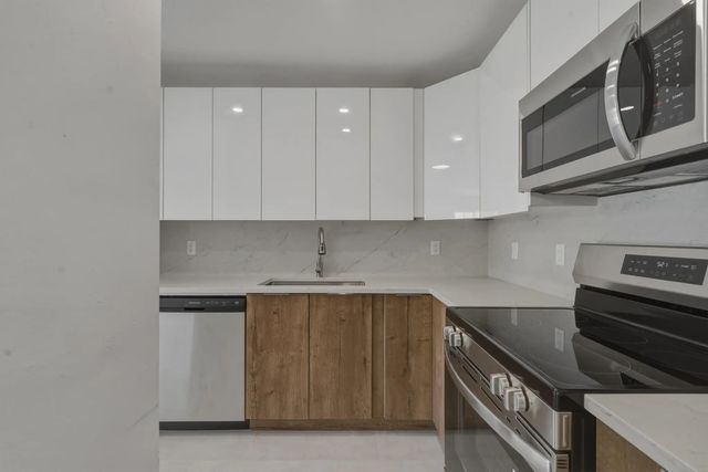 5 of 18 - 700 Pine Drive #105, Pompano Beach, FL