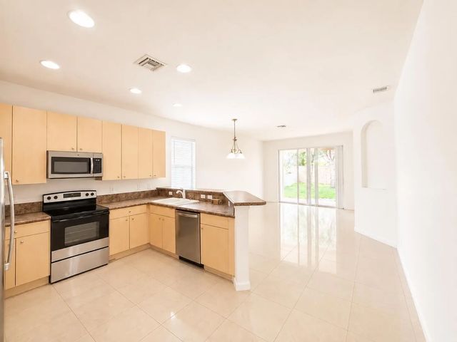 4 of 28 - 1804 Sw Jamesport Drive, Port St. Lucie, FL