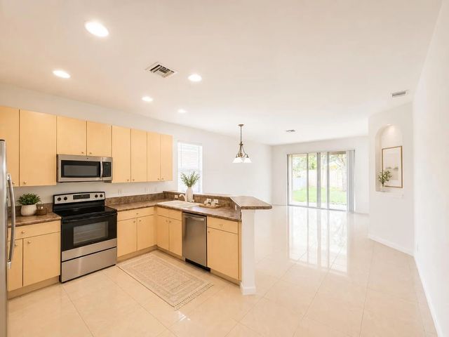 5 of 28 - 1804 Sw Jamesport Drive, Port St. Lucie, FL
