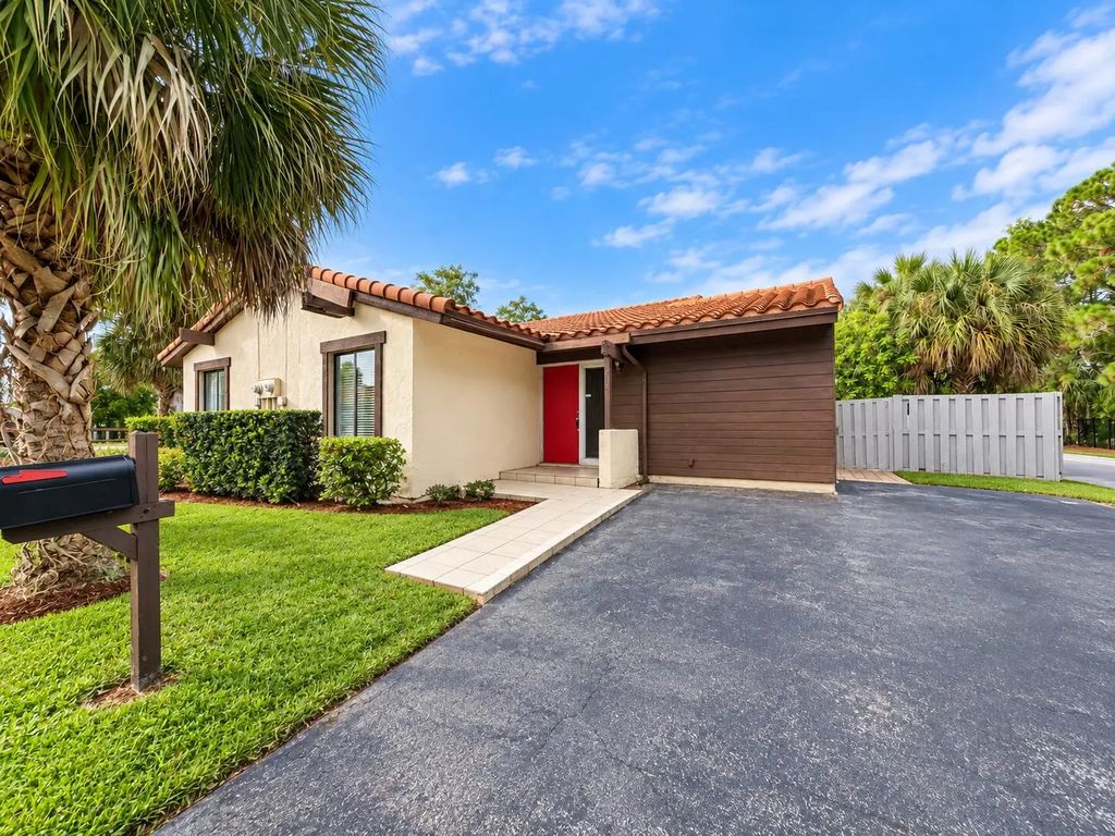 6287 Scotch Pine Lane, Lake Worth