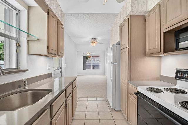 5 of 25 - 129 Greenbrier Drive, Palm Springs, FL