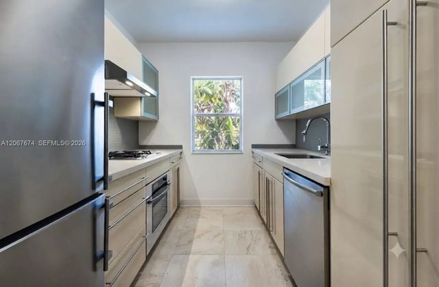 5 of 13 - 945 10th Street #3, Miami Beach, FL