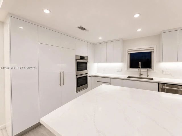 4 of 16 - 2616 Oakbrook Court, Weston, FL