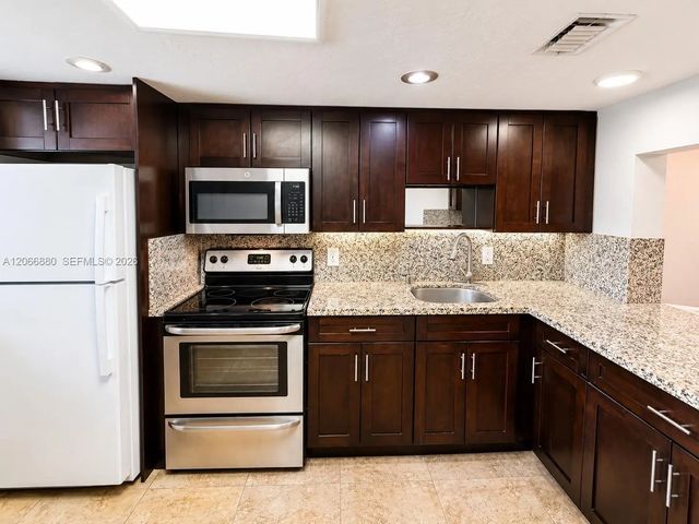 4 of 25 - 1720 W 75th Street, Hialeah, FL