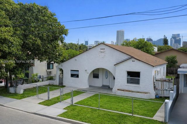 4 of 32 - 915 Sw 9th Court, Miami, FL