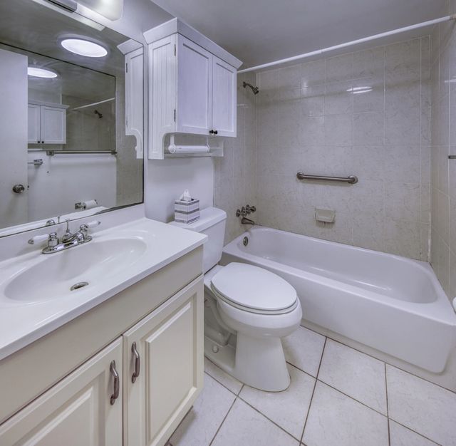 5 of 20 - 3240 Lake Osborne Drive #109, Lake Worth Beach, FL