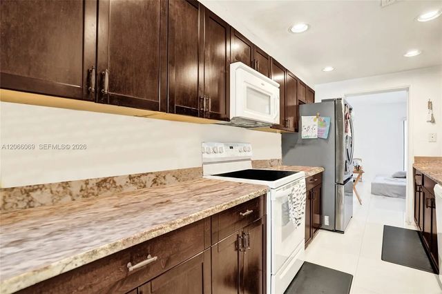 5 of 56 - 2999 Lakewood Lane, Hollywood, FL