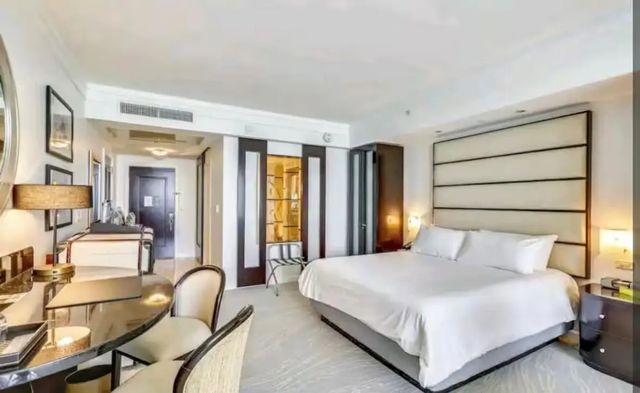 2 of 27 - 4391 Collins Avenue #1913, Miami Beach, FL