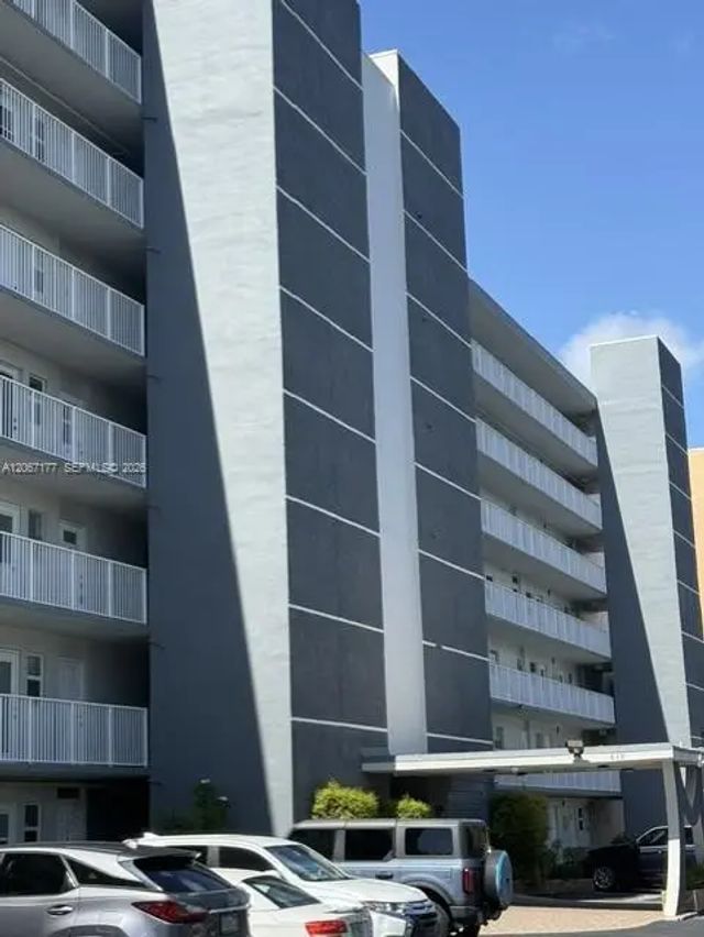 2 of 16 - 619 Ne 14th Avenue #403, Hallandale Beach, FL