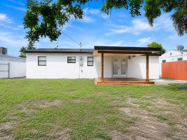 4 of 22 - 2013 Longwood Road, West Palm Beach, FL