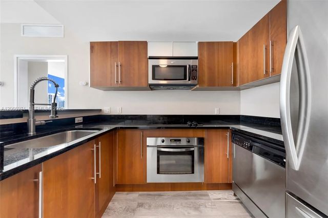 4 of 31 - 300 S Biscayne Boulevard #t-2911, Miami, FL