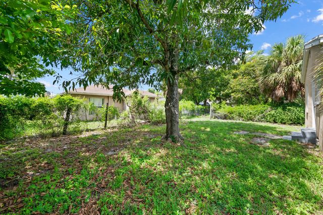 4 of 15 - 649 W 10th Street, Riviera Beach, FL