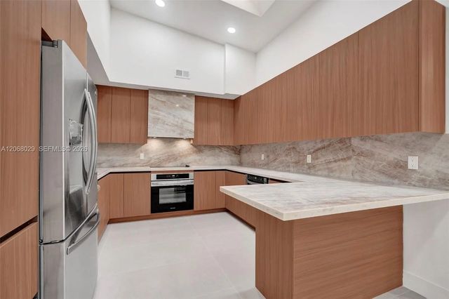 2 of 26 - 21240 Harbor Way #285-28, Aventura, FL