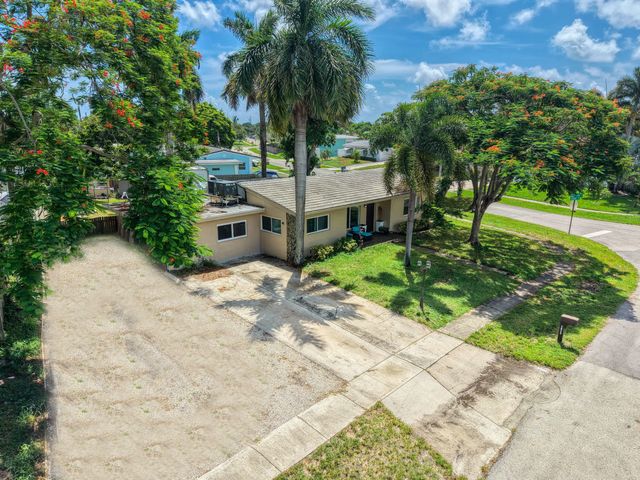 4 of 34 - 1510 Crest Drive, Lake Worth, FL