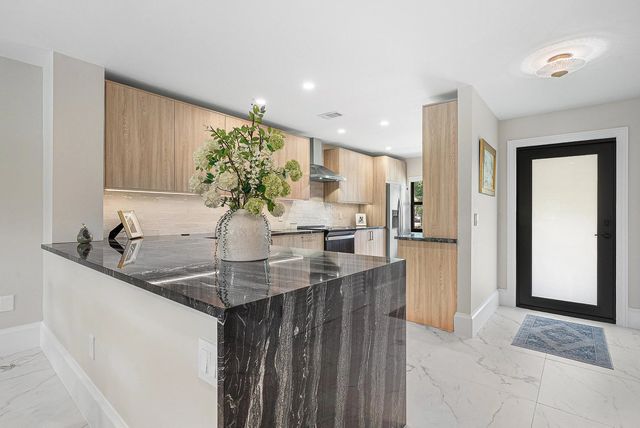 2 of 62 - 12 Southport Lane #d, Boynton Beach, FL