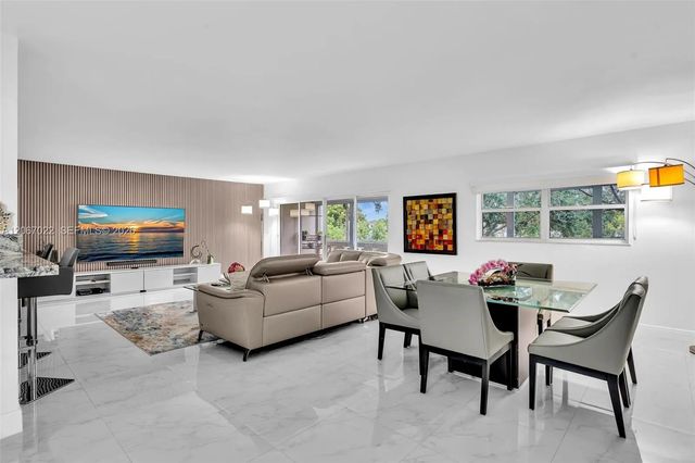 800 Ne 195th Street #220, Miami
