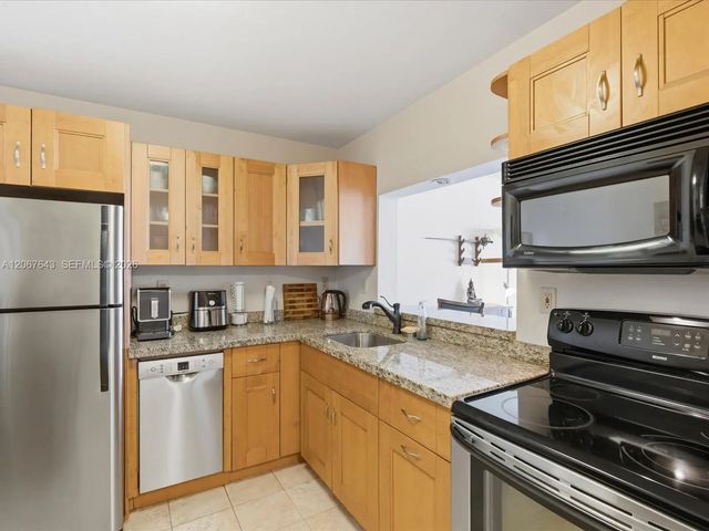 3 of 20 - 3588 Collins Avenue #504, Miami Beach, FL