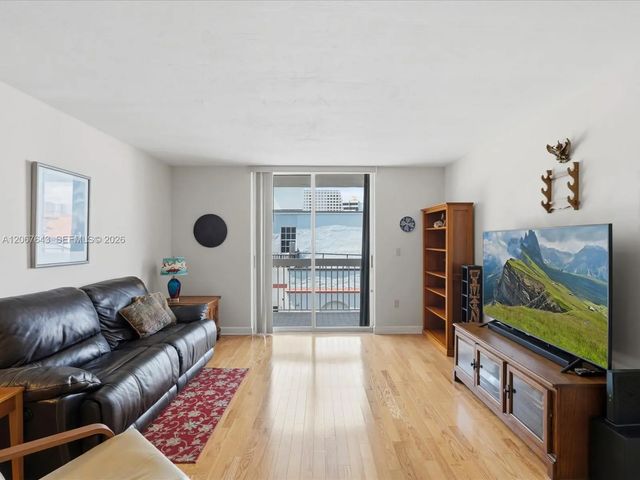 4 of 20 - 3588 Collins Avenue #504, Miami Beach, FL