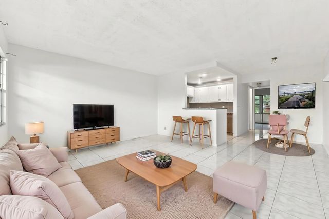 5 of 42 - 310 Oakridge R Court #310, Deerfield Beach, FL