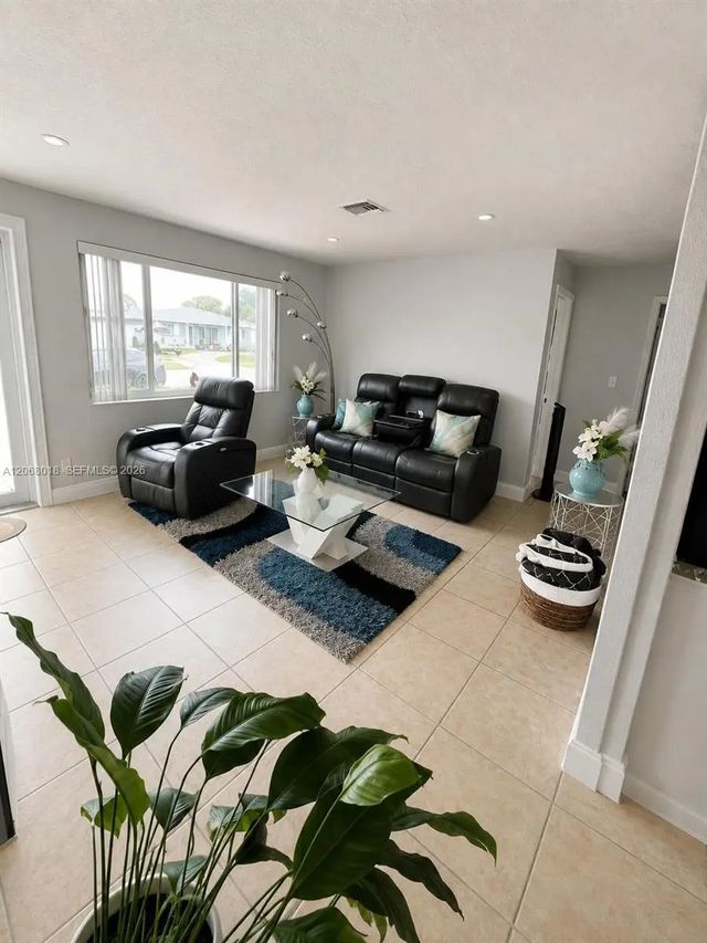 4 of 25 - 4910 Sw 16th Street, Fort Lauderdale, FL