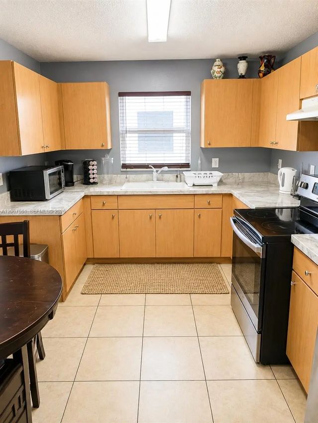 4 of 15 - 221 Ne 35th Street, Oakland Park, FL