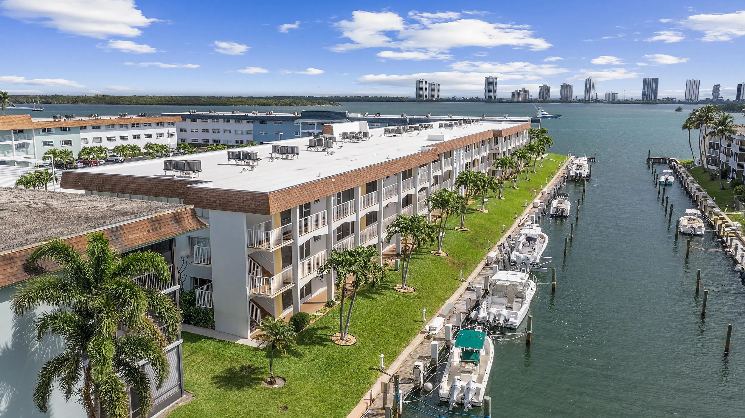 SHORE CLUB APTS B & C CONDO Residential home - 110 Shore Court #315, North Palm Beach