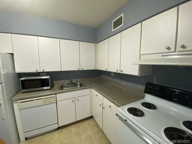 5 of 7 - 5241 Geneva Way #203, Doral, FL