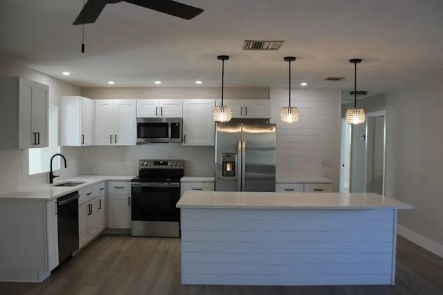5 of 17 - 2104 Ne 1st Court, Boynton Beach, FL