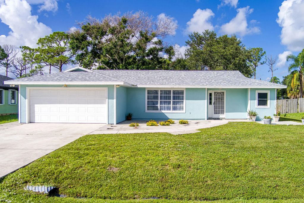 662 Se Essex Drive, Port St. Lucie