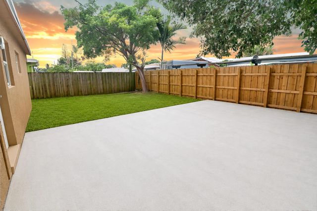 2 of 29 - 5249 Ne 4th Terrace, Oakland Park, FL